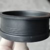 用于汽车 HVAC 系统的黑色橡胶出口套管,侧视图显示加强筋和喇叭形密封法兰。