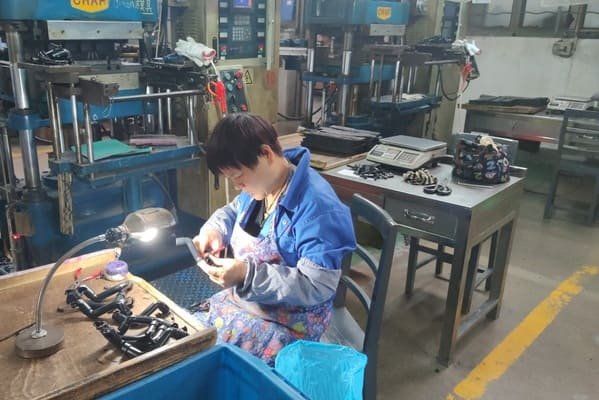 Manufacturing rubber sleeves:Rubber sleeves are typically made by extrusion or molding processes, ensuring consistent quality, dimensions