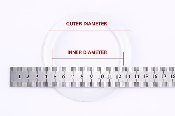 Food-grade silicone gasket measurement, mm ruler shows inner and outer diameter, white background, sizing guide for bottle seals.